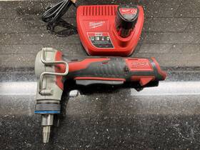 2474-22 Milwaukee 2774-22 Pex Expansion Kit M12 With Battery Charger And 1/2 Inch Head